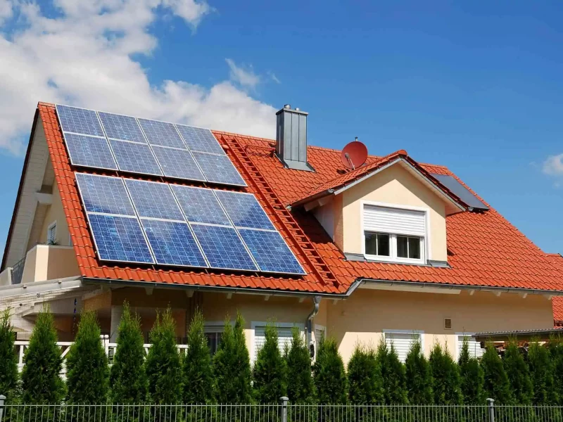 Dieses Bild zeigt ein Haus, auf dessen Dach eine Photovoltaik-Anlage installiert ist.